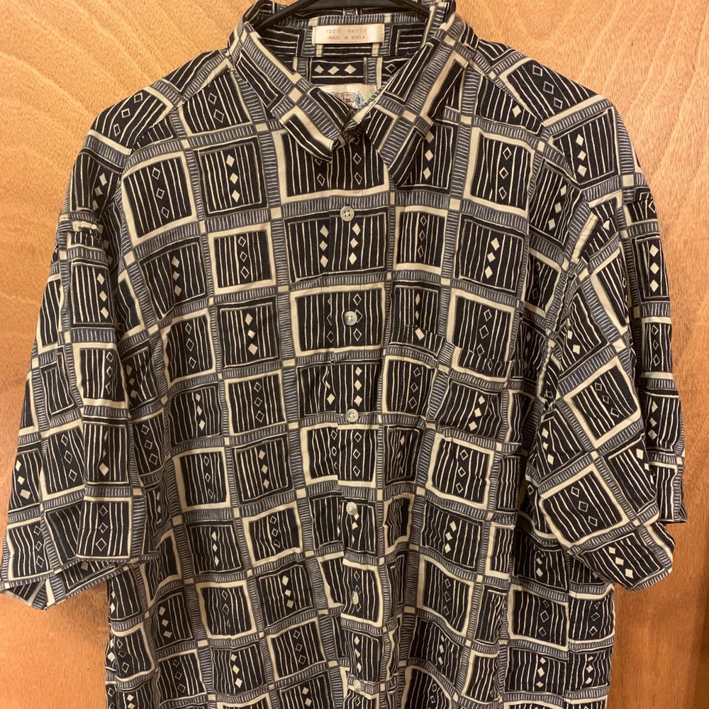 Geometric collared button down